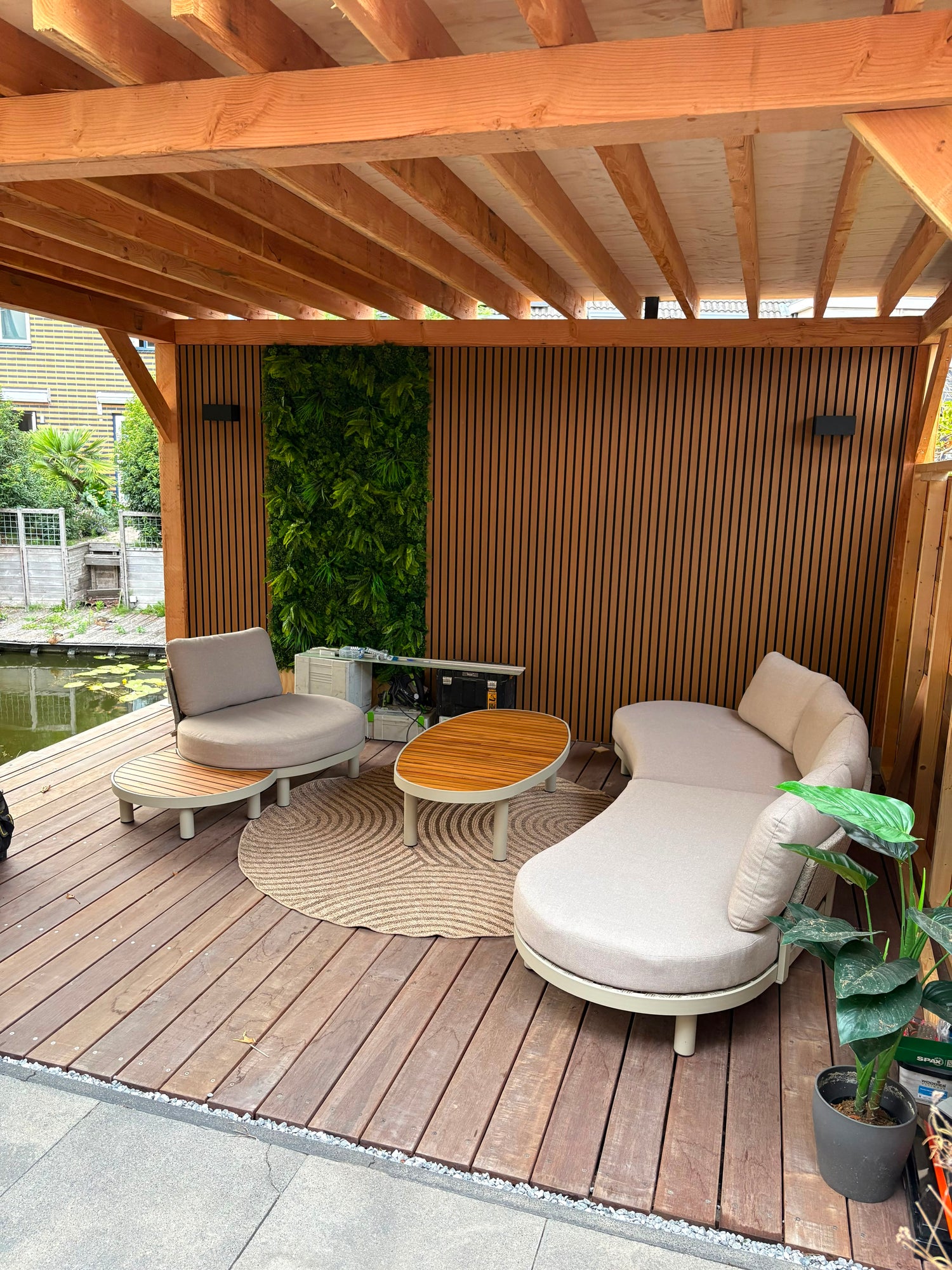 Lattenwand voor Buiten: Stijlvolle Privacy, Gevelbekleding en Tuinwand Inspiratie